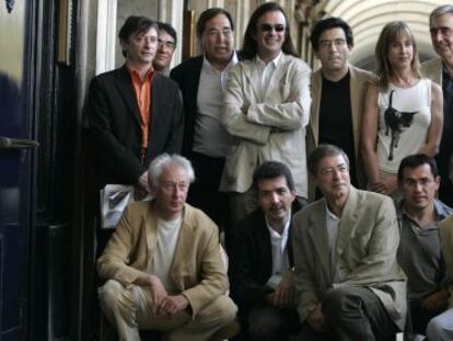 Imagen de la Fundación de Ciudadanos, en 2005. De pie, de izquierda a derecha, Ferran Toutain, Félix Pérez Romera, Francesc de Carreras, José Vicente Rodríguez, Arcadi Espada, Teresa Giménez, Carlos Trias, Ponç Puigdevall y Ana Nuño. En primera fila, Albert Boadella, Xavier Pericay, Félix de Azúa, Felix Ovejero i Iván Tubau.