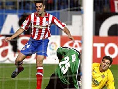 Novo dispara y consigue el gol del Atlético.