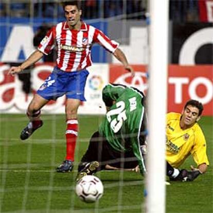 Novo dispara y consigue el gol del Atlético.