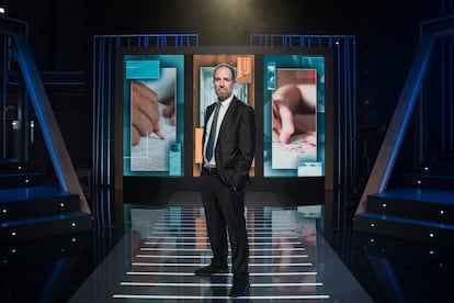 El director de Información y Actualidad de RTVE, Enric Hernández, en el plató desde donde se emitirá el nuevo programa de debate 'La Pr1mera pregunta'.