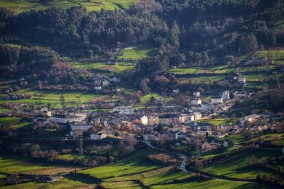 View of Mondoñedo, Lugo. The center of this town is the Cathedral plaza where all streets converge. The cathedral itself is a monument of national significance built in the 13th century. The old town features baroque architecture, which can be appreciated in the convent, the Concepción church and the convent of San Pedro de Alcántara.