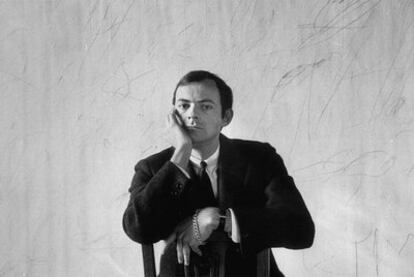 El pintor estadounidense Cy Twombly en 1958.
