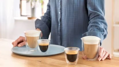 Artículo de EL PAÍS Escaparate que describe el lote de tazas de vidrio templado ideales para servir el café.