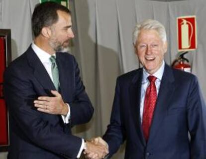 El príncipe Felipe saluda al expresidente de EEUU Bill Clinton Clinton a su llegada al foro sobre juventud y empleo.