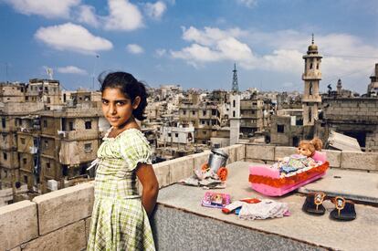 Joana es una refugiada kurda de 11 años, posa con sus juguetes en una azotea del campo de refugiados de Chatila, en Beirut. Desde aquí se ve el caótico paisaje, producto del crecimiento incontralado y los ataques militares.