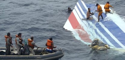 Militares brasileños recuperan una parte del fuselaje del avión de Air France accidentado sobre aguas del Atlántico en 2009.