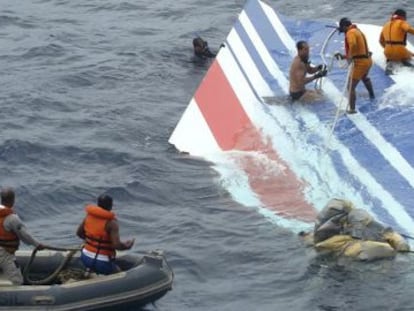 Militares brasile&ntilde;os recuperan una parte del fuselaje del avi&oacute;n de Air France accidentado sobre aguas del Atl&aacute;ntico en 2009.