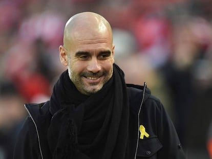 Pep Guardiola usa o laço amarelo em Anfield.