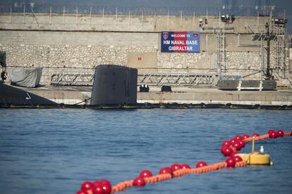 Aunque la causa del accidente se sigue investigando, las mediciones realizadas por el Consejo de Seguridad Nuclear y la Armada indican que no se ha producido un aumento de los niveles de radiación en la zona. En la foto, el HMS Ambush dentro del cordón de seguridad que ha instalado la Autoridad Portuaria en el Puerto de Gibraltar.