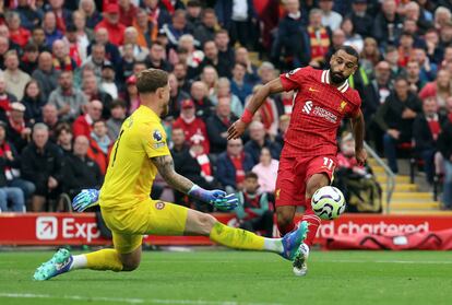 Mo Salah define el 2-0 sobre Flekken, portero del Brentford, este domingo en Anfield.