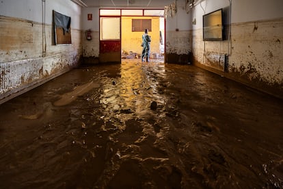 Lodo dentro del colegio Lluís Vives de Massanassa, este lunes.