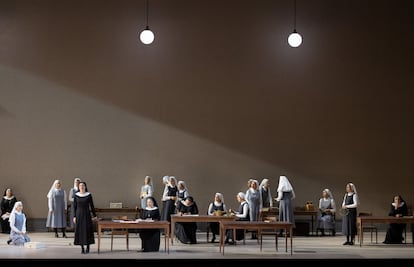 Escena de conjunto en el convento donde se desarrolla la acción de 'Suor Angelica', presentada en Salzburgo como tercera parte y culminación de 'Il Trittico'.