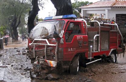 Las riadas han arrastrado un camión de bomberos. Una anciana ha muerto aplastada por el techo de su vivienda. Dos centros comerciales han sido evacuados. El puente del Mercado dos Lavradores se ha derrumbado por la crecida en el caudal.