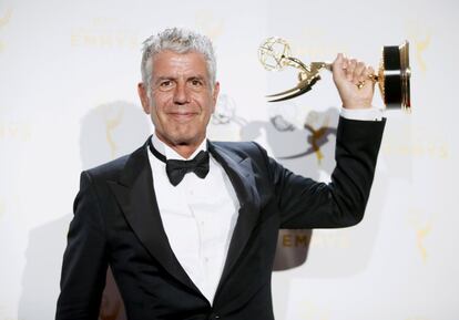 Bourdain posa con un premio Emmy a las Artes Creativas por su programa 'Anthony Bourdain Parts Unknown', en Los Ángeles el 12 de septiembre de 2015. Bourdain, que ha sido hallado muerto este viernes con 61 años, era una estrella televisiva gracias a sus programas de cocina.