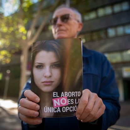 DVD 1234. Madrid, 05/10/2024. Fotos para reportaje sobre el acoso a las mujeres a la hora de hacer el aborto. Foto a uno de los rescatadores que se quedan en frente a una clinica. (Foto: JUAN BARBOSA)