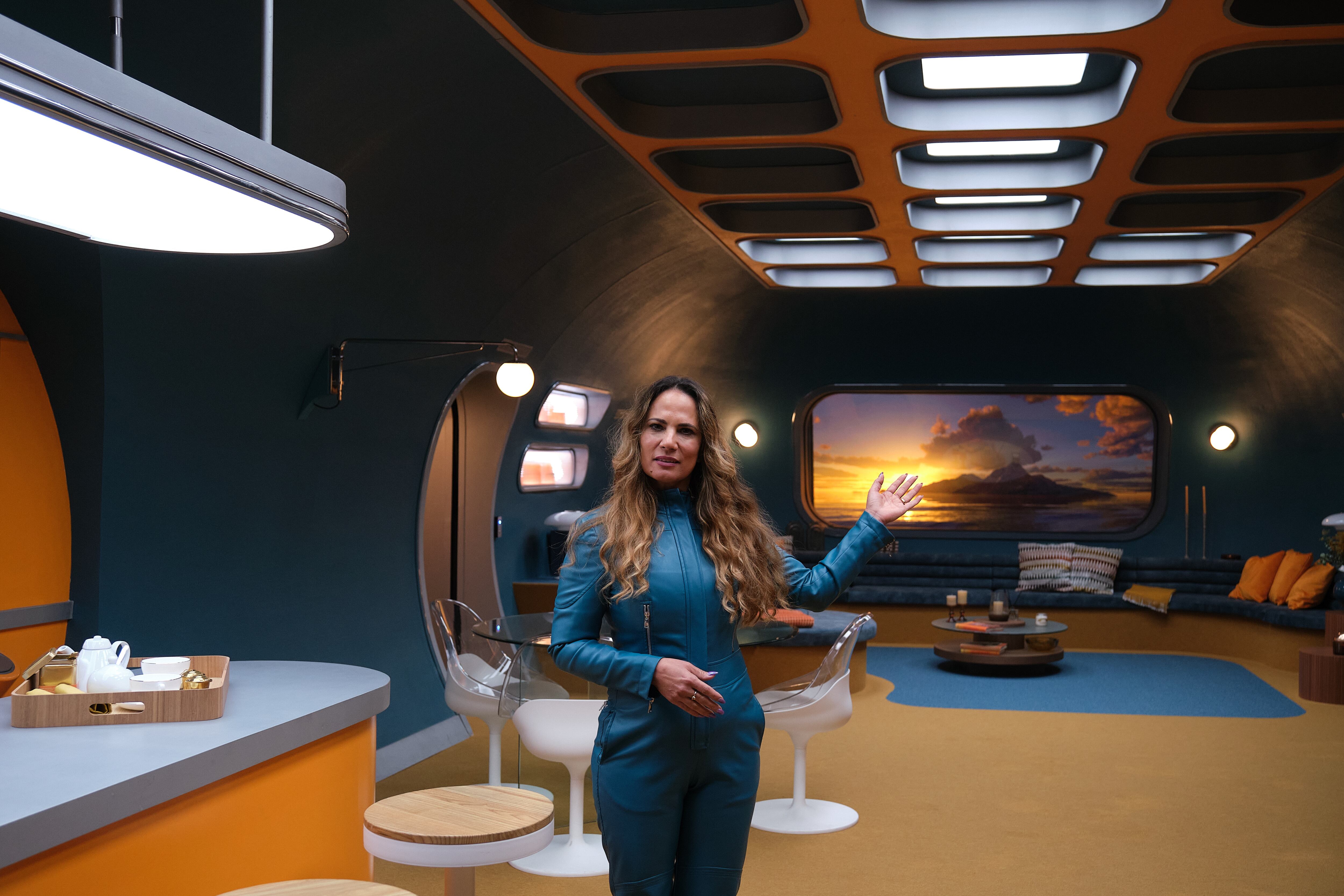 Una actriz da la bienvenida a los visitantes a uno de los apartamentos de la serie 'El refugio atómico'.
