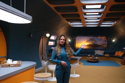 Una actriz da la bienvenida a los visitantes a uno de los apartamentos de la serie 'El refugio atómico'.