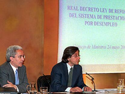 El ministro de Trabajo (izquierda), junto a Pío Cabanillas, ayer tras el Consejo de Ministros.