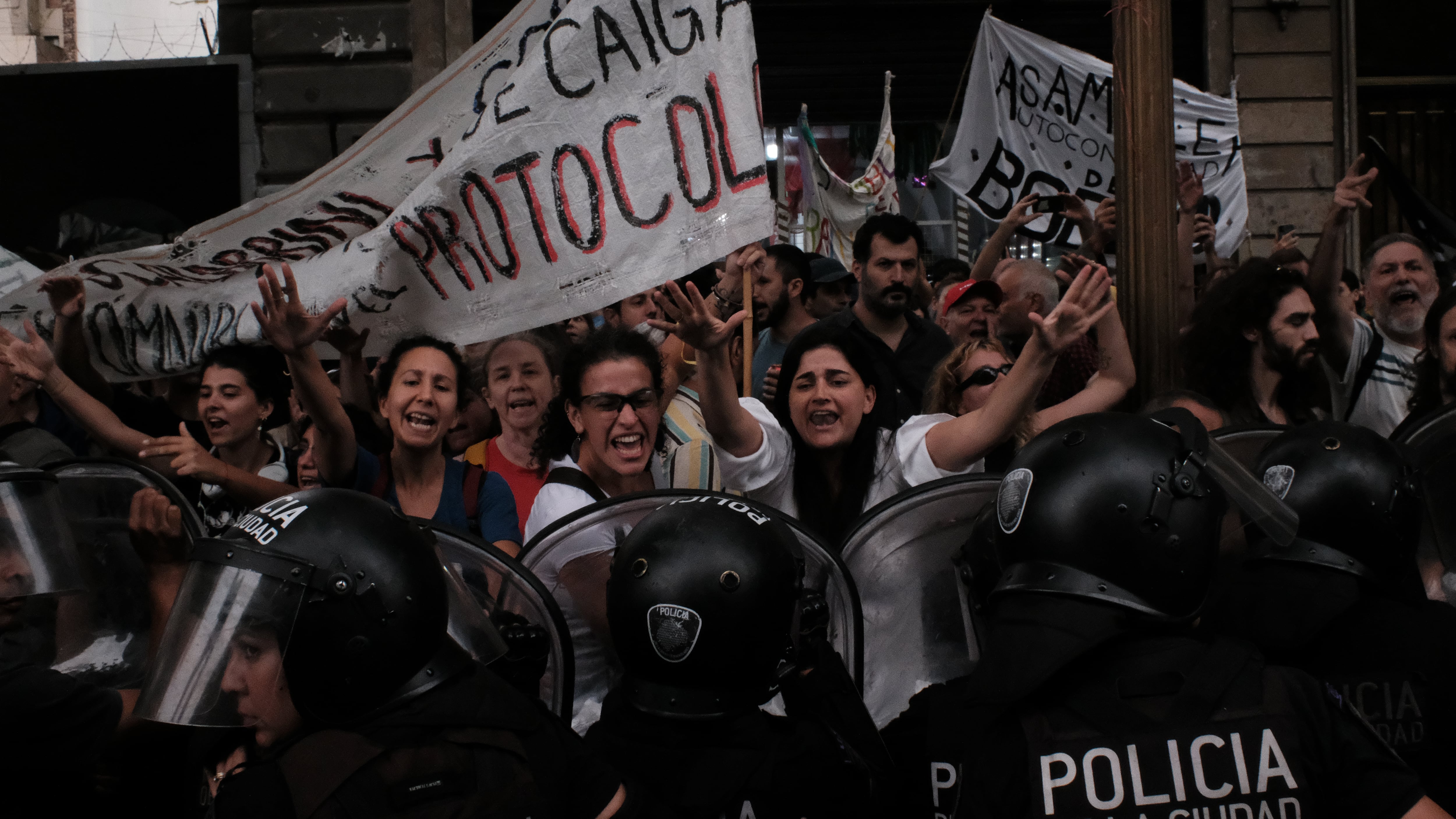 Manifestantes y miembros de la Policía se enfrentan en la avenida Rivadavia de la ciudad de Buenos Aires, durante una manifestación en contra de las medidas ordenadas por el presidente Javier Milei para eliminar la financiación del cine argentino.  