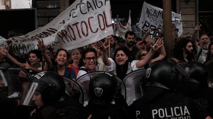 Manifestantes y miembros de la Policía se enfrentan en la avenida Rivadavia de la ciudad de Buenos Aires, durante una manifestación en contra de las medidas ordenadas por el presidente Javier Milei para eliminar la financiación del cine argentino.  