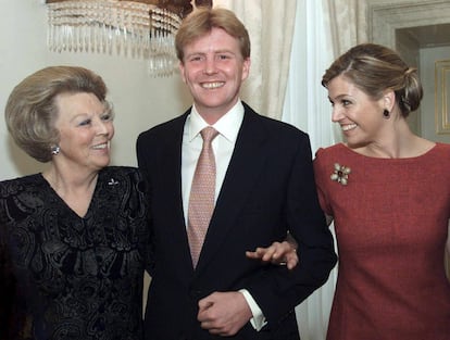 30 de marzo de 2001. La reina Beatriz de Holanda, junto a hijo, el príncipe heredero Guillermo Alejandro (c) y su prometida, la argentina Máxima Zorreguieta, el día del anuncio de su enlace matrimonial.