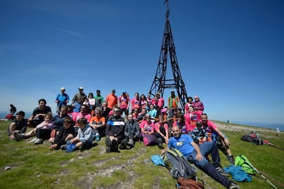 Foto de familia junto a la cruz del Gorbea.