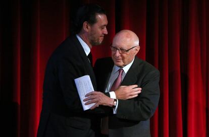 José Pedro Pérez-Llorca (derecha) junto a Miguel Zugaza, en un acto del Museo del Prado de Madrid en diciembre de 2016.