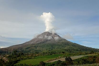 El monte indonesio Sinabung visto desde Karo (Sumatra del Norte) arrojando ceniza y humo.