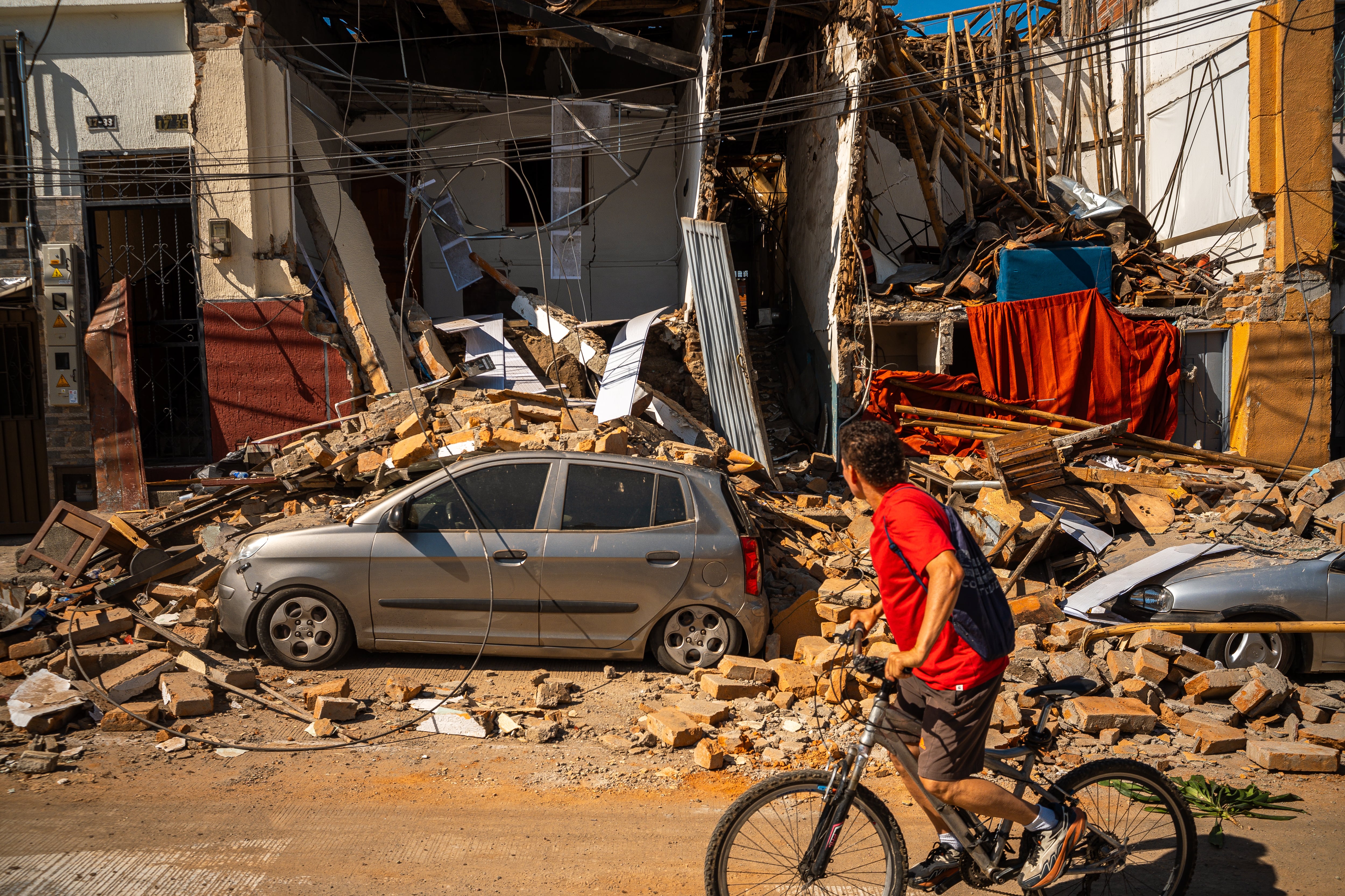 Una persona observa las calles afectadas por el terremoto en Pereira, Colombia, el 11 de agosto.