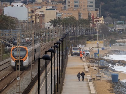 La línea de cercanías que bordea el litoral de Barcelona, en una imagen del pasado viernes.