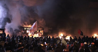 Los enfrentamientos estallaron ayer al término de un mitin opositor que congregó en la plaza de la Independencia de Kiev a más de 100.000 personas para exigir la dimisión del presidente de Ucrania, Víktor Yanukóvich.