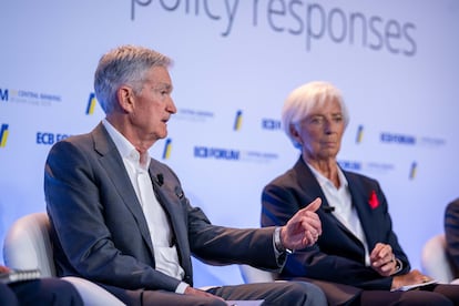 Jerome Powell, junto a Christine Lagarde, en el foro de política monetaria de Sintra, Portugal.