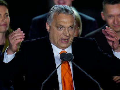 Viktor Orbán se dirige a sus seguidores tras su victoria electoral este domingo en Budapest.