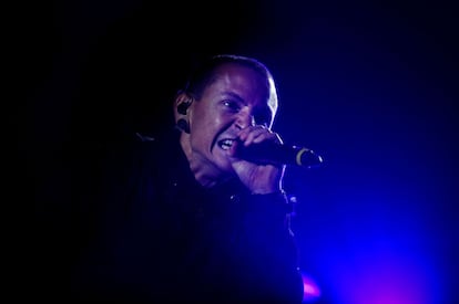 O vocalista do Linkin Park, Chester Bennington, atua no festival Rock in Rio de Lisboa, em 26 de maio de 2012.