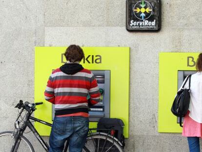 Cajeros autom&aacute;ticos de Bankia en una calle de Madrid.