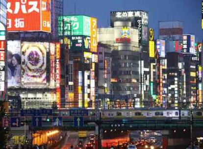 Rascacielos iluminados en el distrito de Shinjuku, en Tokio.