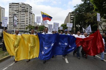 Los opositores al presidente de Venezuela, Nicolás Maduro, marchan durante una manifestación en Caracas.