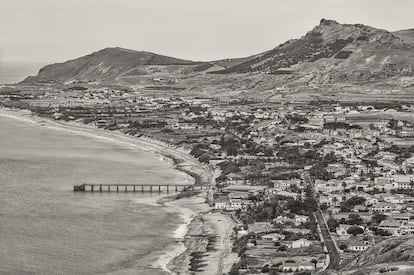 La isla de Porto Santo forma parte de la región autónoma portuguesa de Madeira y está situada a 43 kilómetros al noroeste de la misma, en el Océano Atlántico. Es prácticamente plana por lo que su clima es árido y seco. Su punto más alto está a 517 metros y tiene una extensión de 42 kilómetros cuadrados (seis de ancho por 11 de largo).