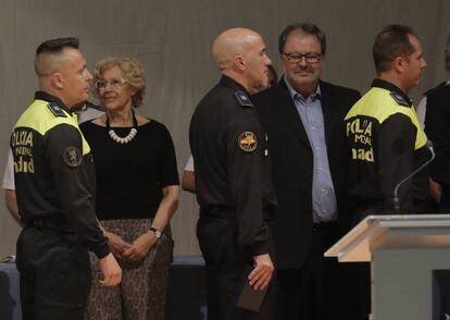 La alcaldesa y el concejal de Seguridad, en la entrega de medallas de 2016.