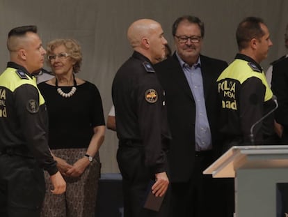 La alcaldesa y el concejal de Seguridad, en la entrega de medallas de 2016.