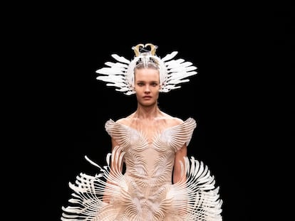 Entre lo natural y lo trascendental: así imagina Iris van Herpen la esperada vuelta a la normalidad