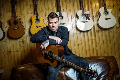 El cantante Dani Martín posa con una guitarra en el restaurante y tienda de música 'Bosco', donde ha presentado la serie-documental 'El Camino', el 31 de mayo, en Madrid.
