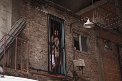 Una mujer con su hijo en un domicilio de Villa 31.