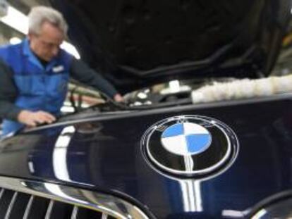 En la imagen, línea de montaje del BMW serie 6 en la planta que la firma de automóviles tiene en Dingolfing (Alemania). EFE/Archivo
