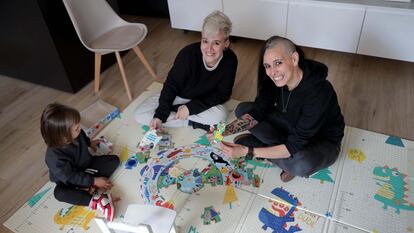 Elur, con sus madres Alba y Natalia en su casa.