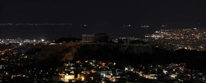 El templo del Parten&oacute;n, en el centro, en la cima de la colina de la Acr&oacute;polis durante la hora del planeta en Atenas.