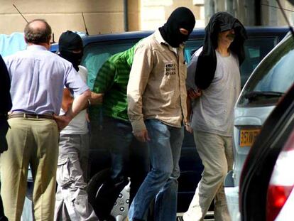 Luis Ignacio Iruretagoiena (a la derecha), uno de los detenidos en Cahors, durante su traslado a París.