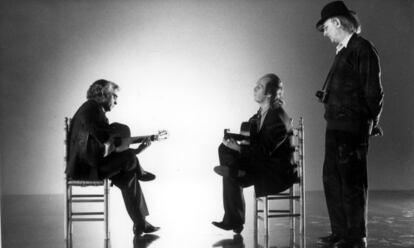 Carlos Saura (derecha) con Manolo Sanlúcar (izqda.) y Paco de Lucía en el rodaje de 'Sevillanas' de Carlos Saura.