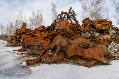 Restos oxidados del equipo militar ruso utilizado durante la invasión amontonados en el aeropuerto de Hostomel, cerca de Kiev.