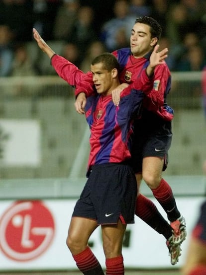 Xavi celebra un gol con Rivaldo en 2001.